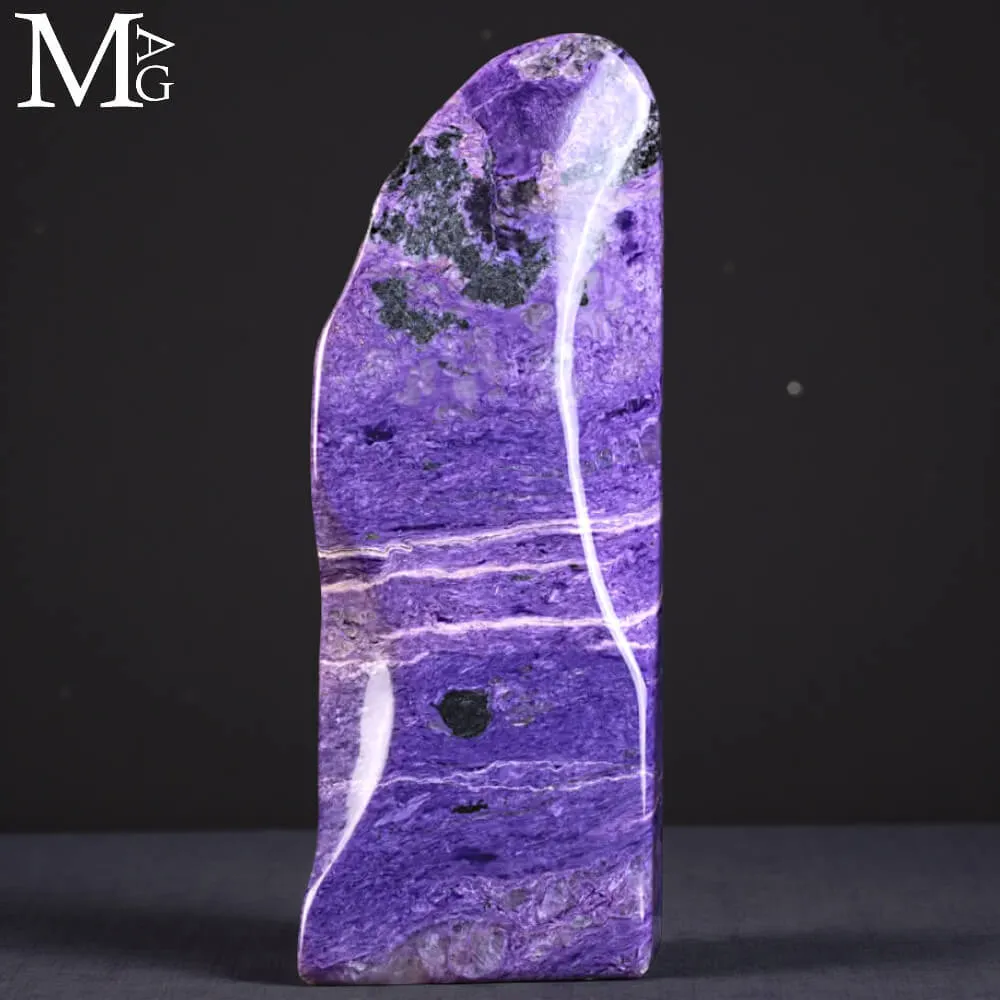 Charoite Imperiale – Scultura Minerale di Rarità Assoluta dalla Siberia