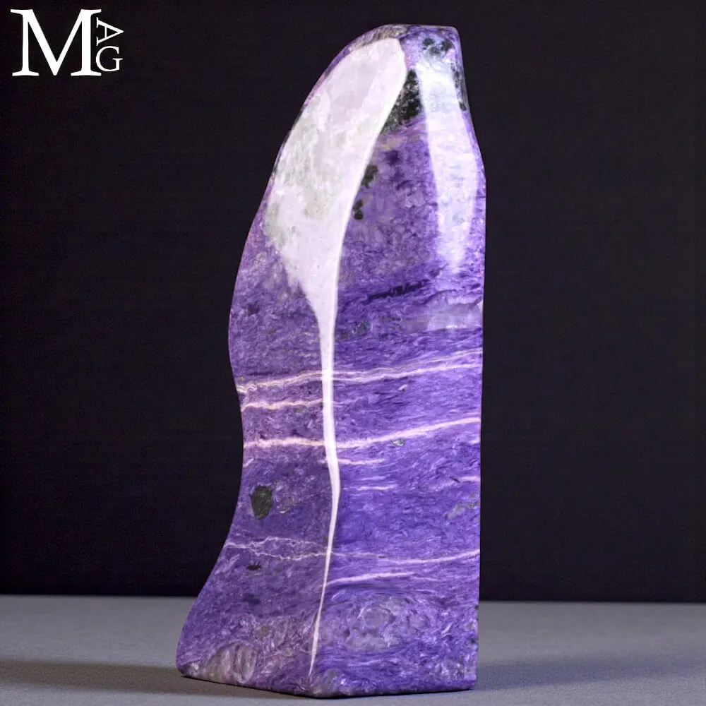 Charoite Imperiale – Scultura Minerale di Rarità Assoluta dalla Siberia
