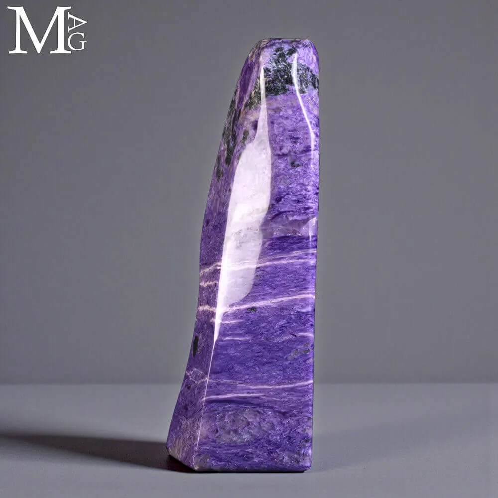 Charoite Imperiale – Scultura Minerale di Rarità Assoluta dalla Siberia