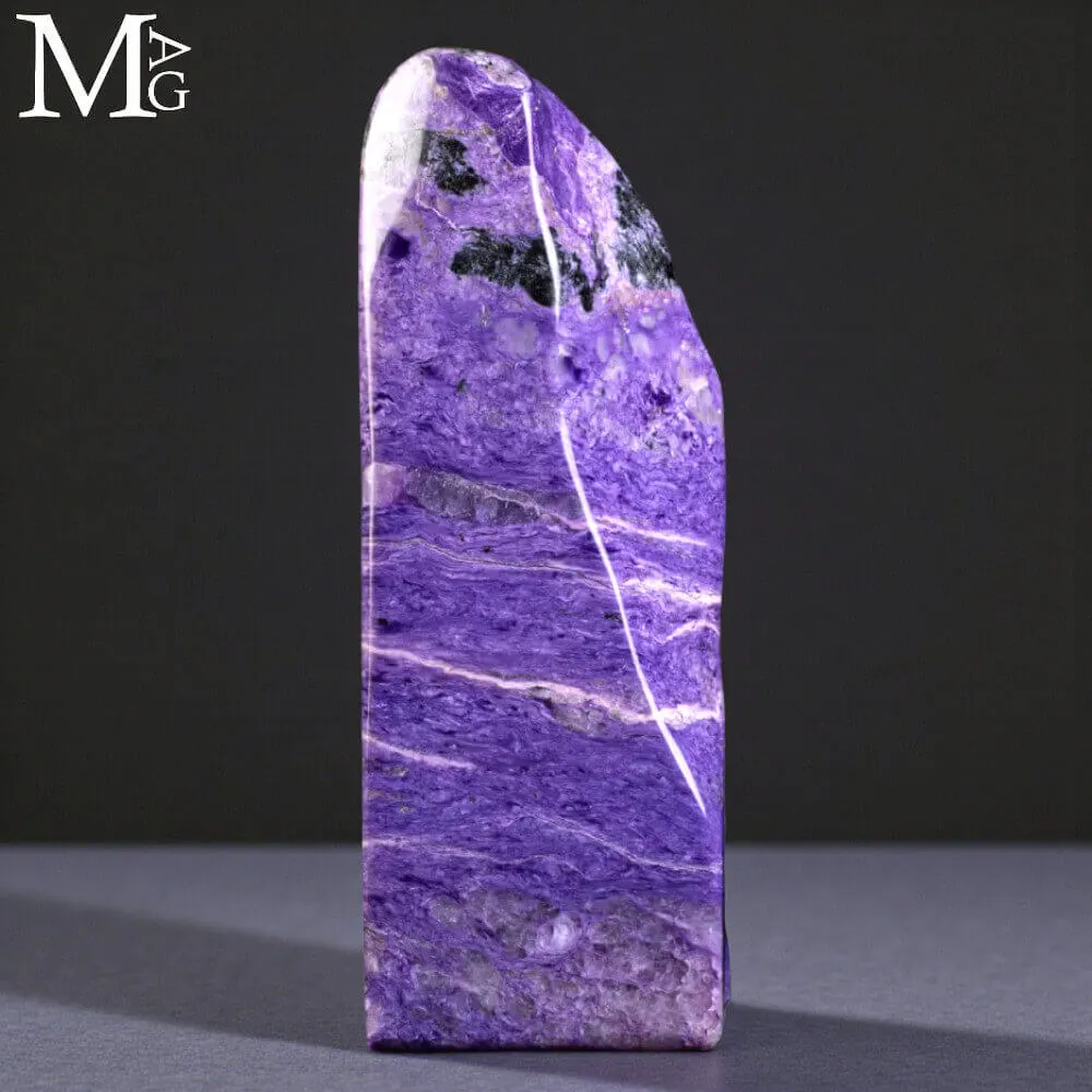 Charoite Imperiale – Scultura Minerale di Rarità Assoluta dalla Siberia