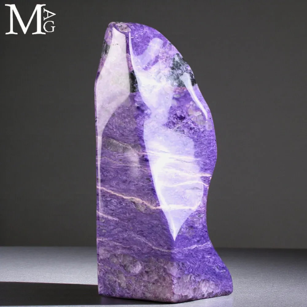 Charoite Imperiale – Scultura Minerale di Rarità Assoluta dalla Siberia