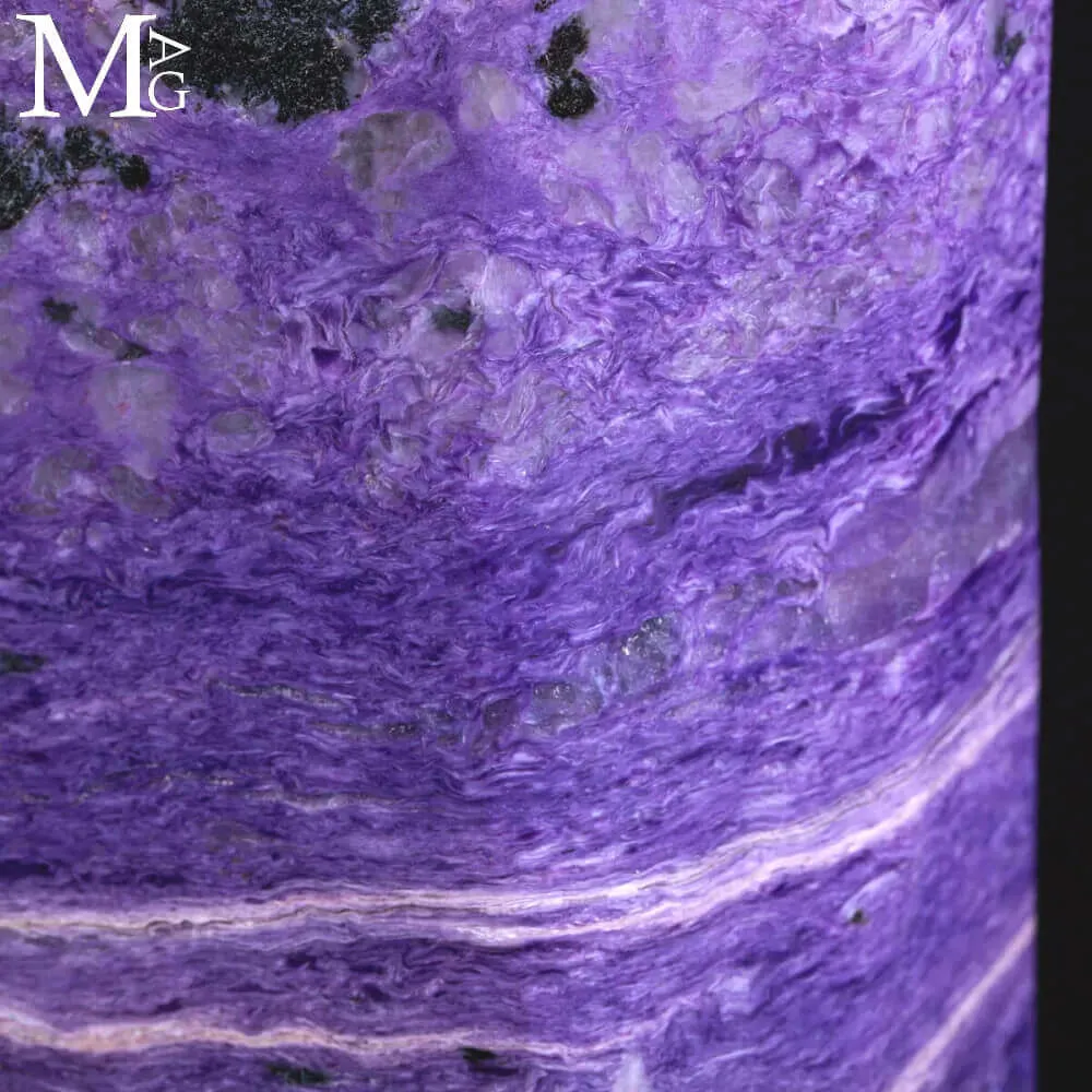 Charoite Imperiale – Scultura Minerale di Rarità Assoluta dalla Siberia