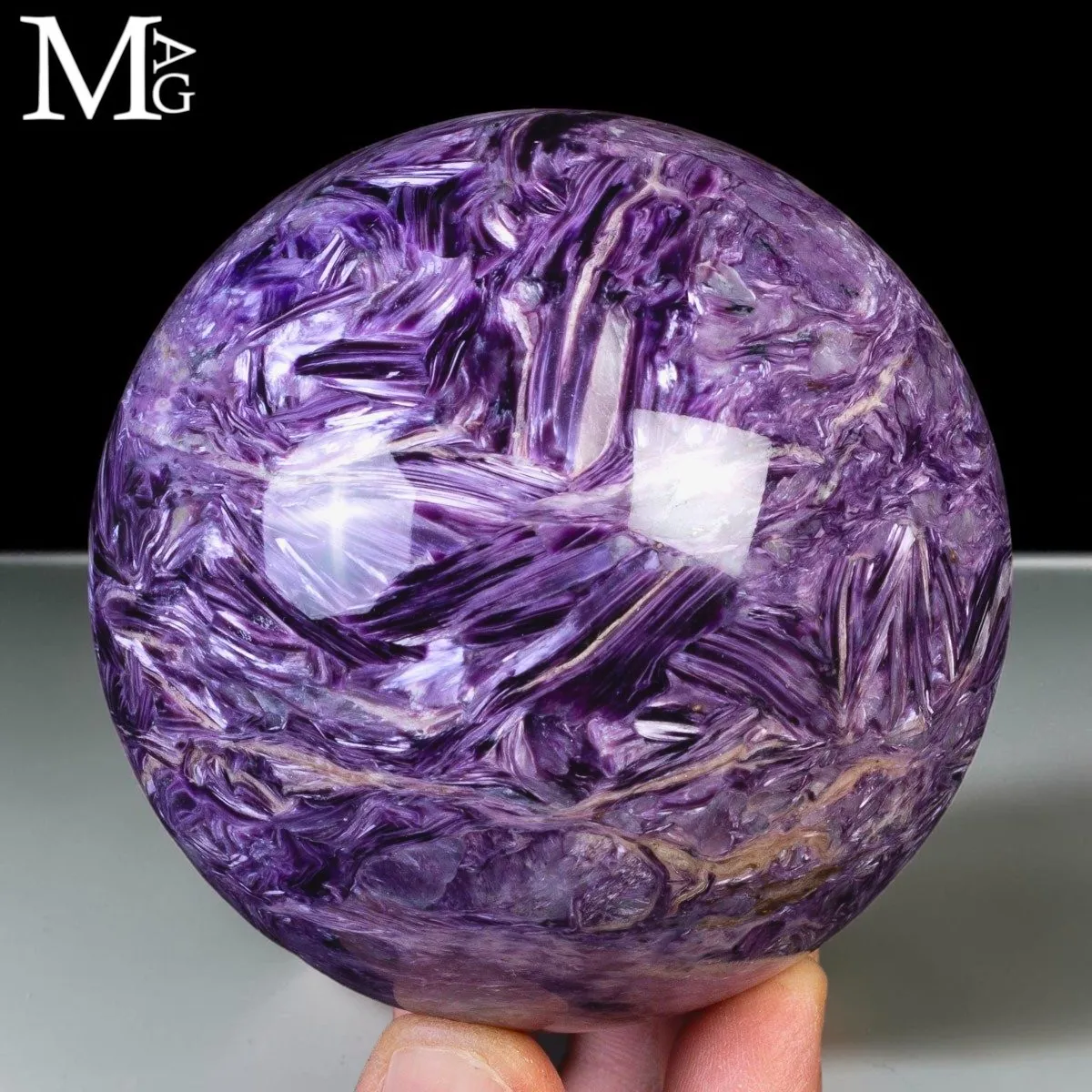 Rara Sfera di Charoite Effetto Occhio di Gatto e Cristalli di Nefelina.