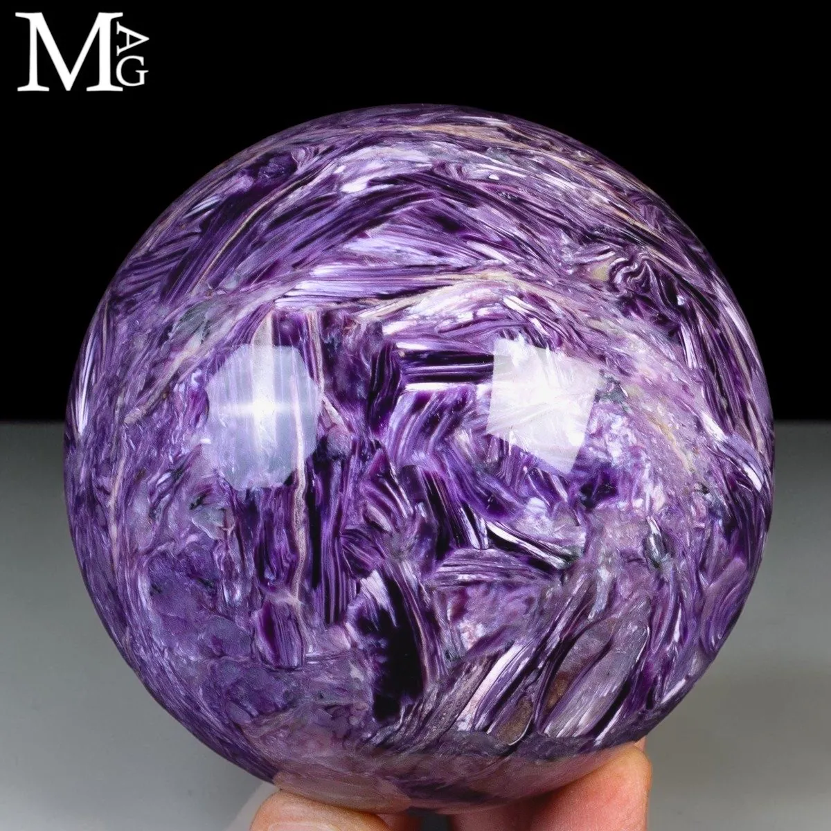 Rara Sfera di Charoite Effetto Occhio di Gatto e Cristalli di Nefelina.