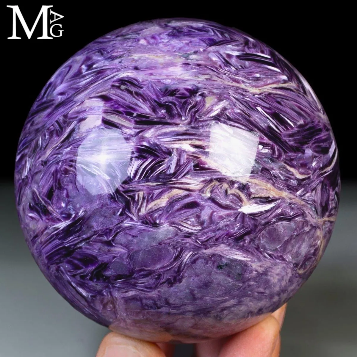 Rara Sfera di Charoite Effetto Occhio di Gatto e Cristalli di Nefelina.
