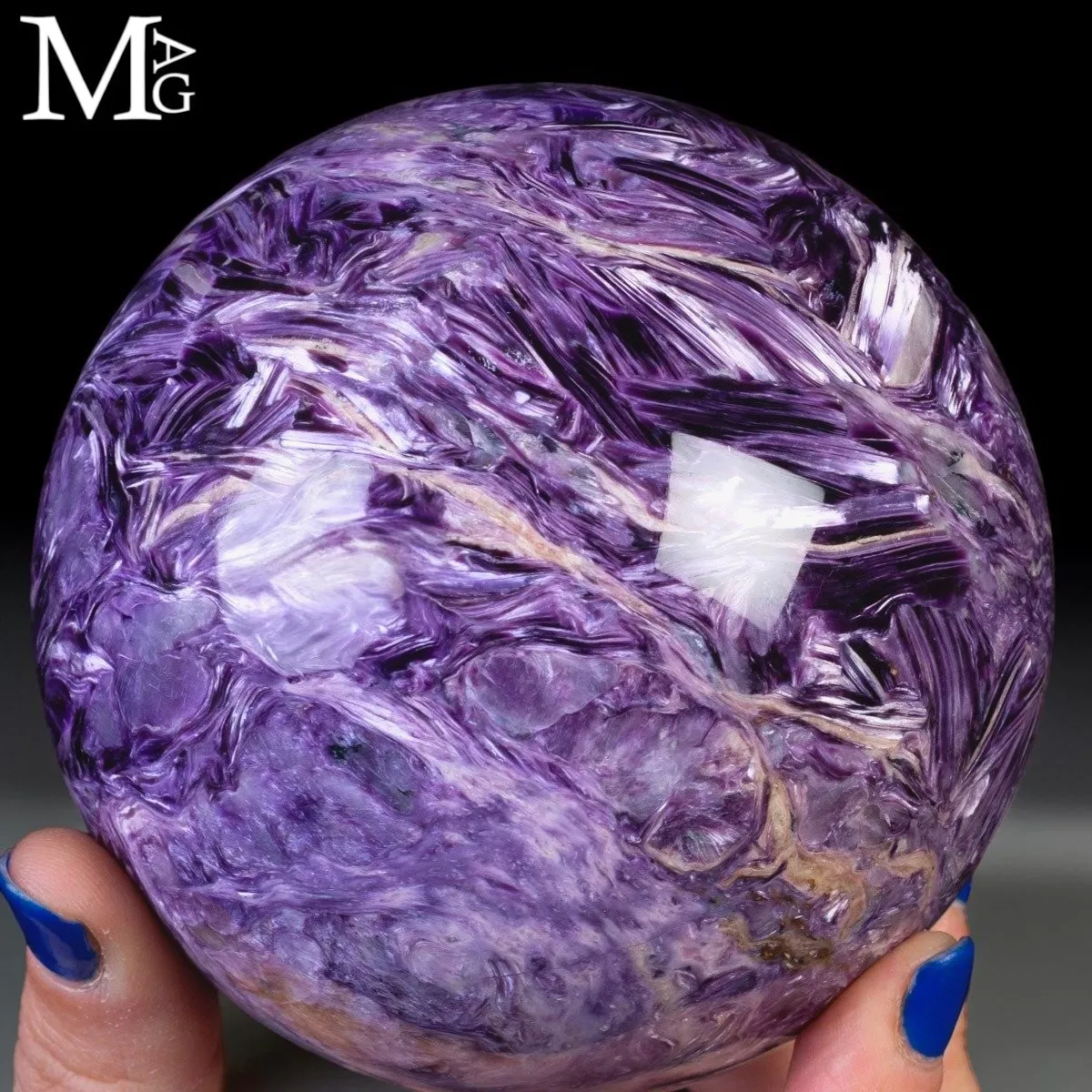 Rara Sfera di Charoite Effetto Occhio di Gatto e Cristalli di Nefelina.