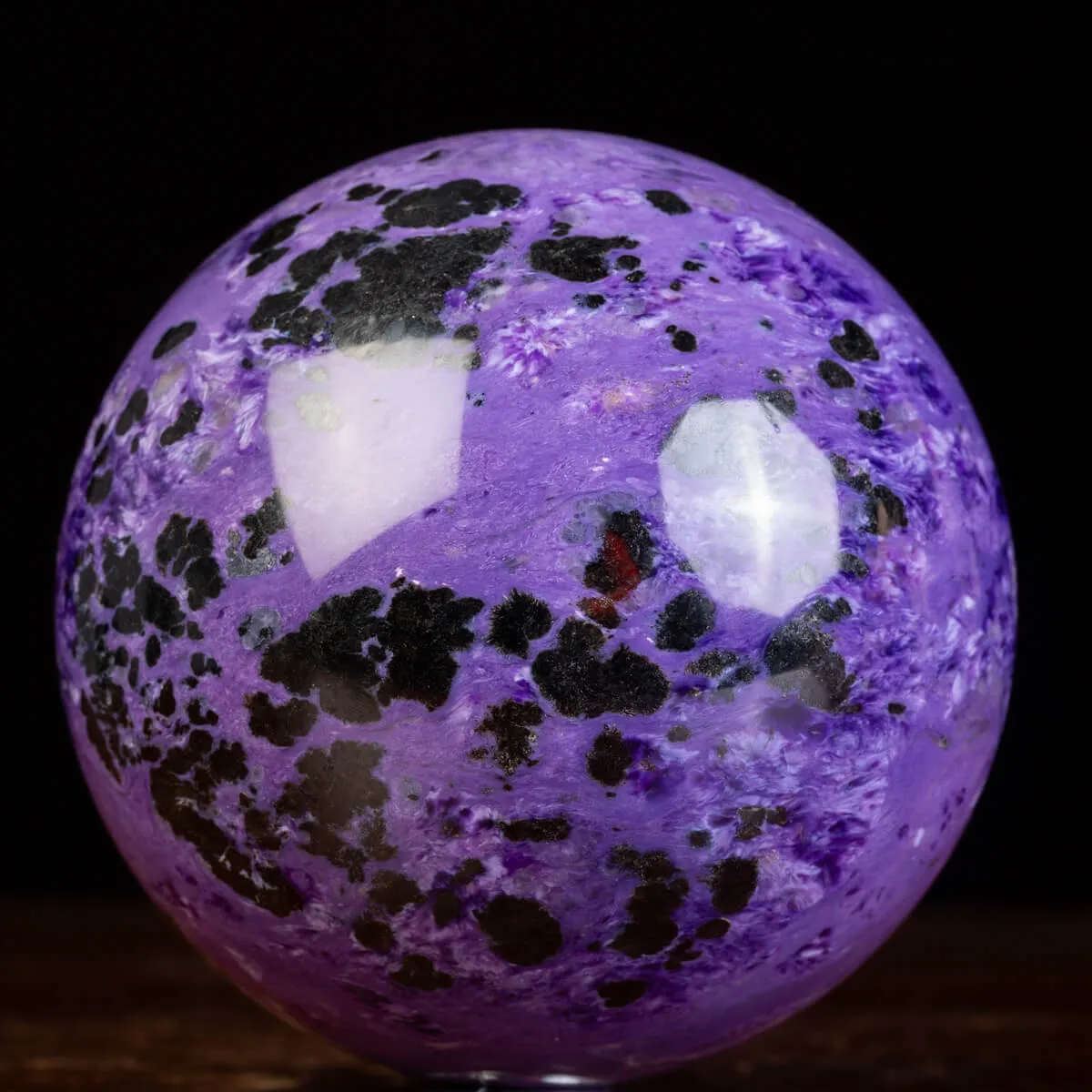 Sfera di Charoite: Una Rarità dall'Ineguagliabile Bellezza.