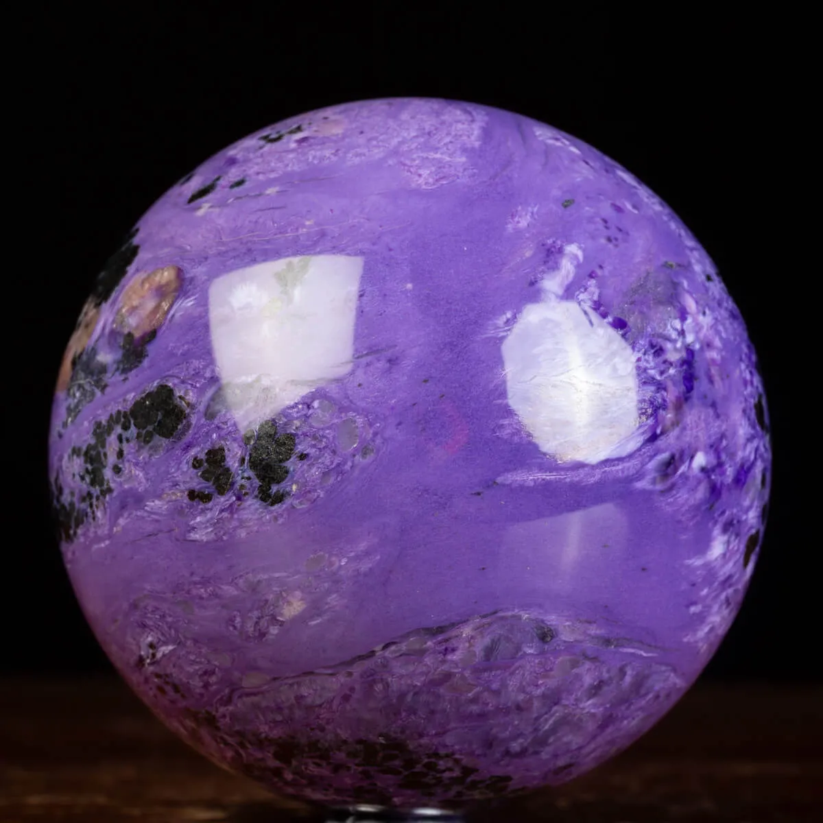 Sfera di Charoite: Una Rarità dall'Ineguagliabile Bellezza.