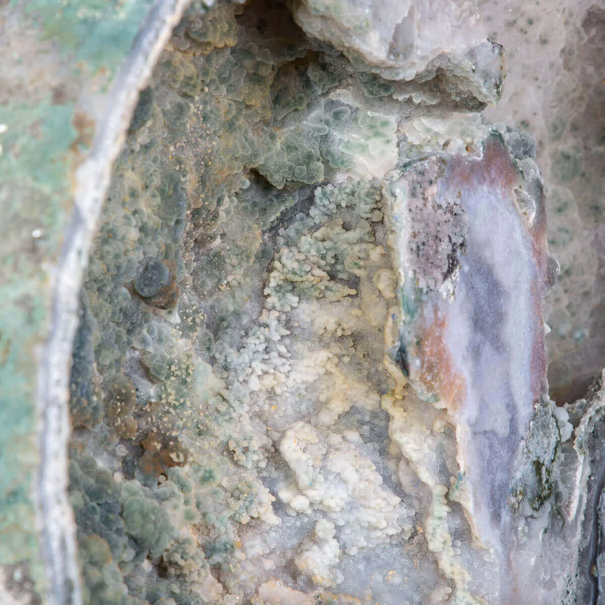 Spettacolare  Geode di Calcedonio verde