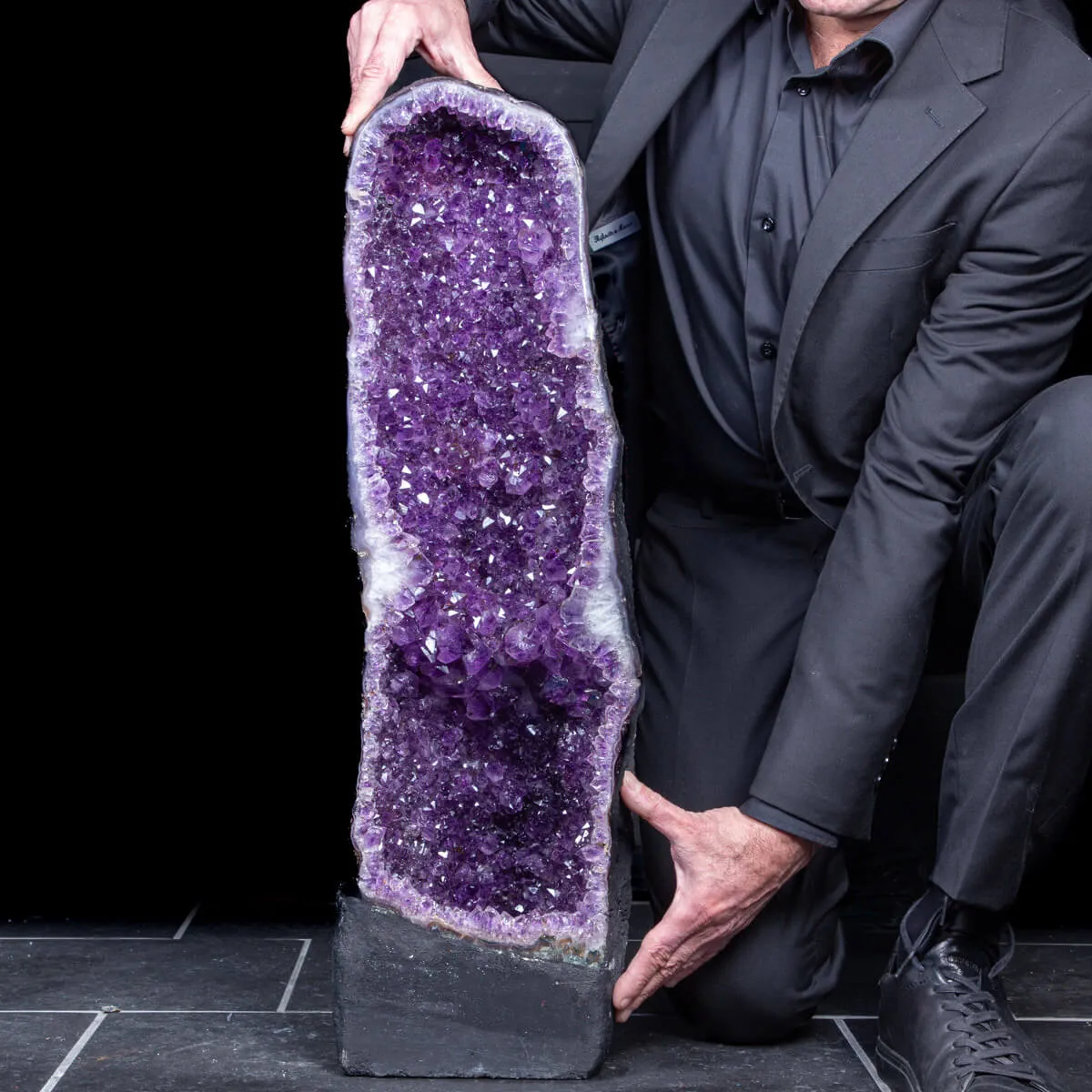 Geode di Ametista: Cristalli Viola Intenso.