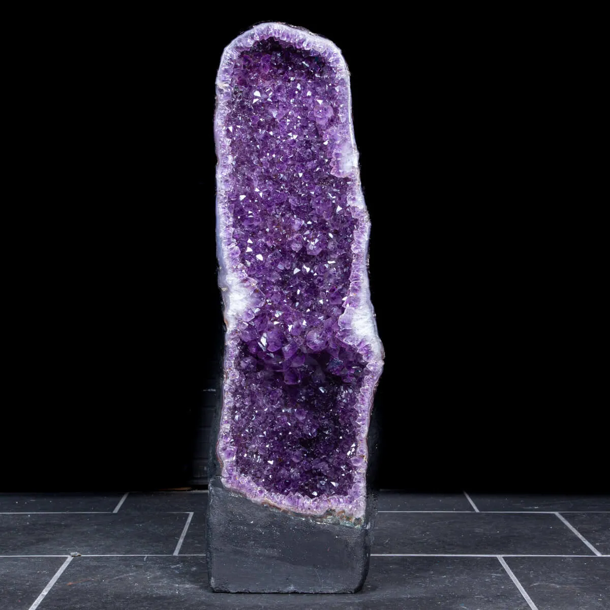 Geode di Ametista: Cristalli Viola Intenso.