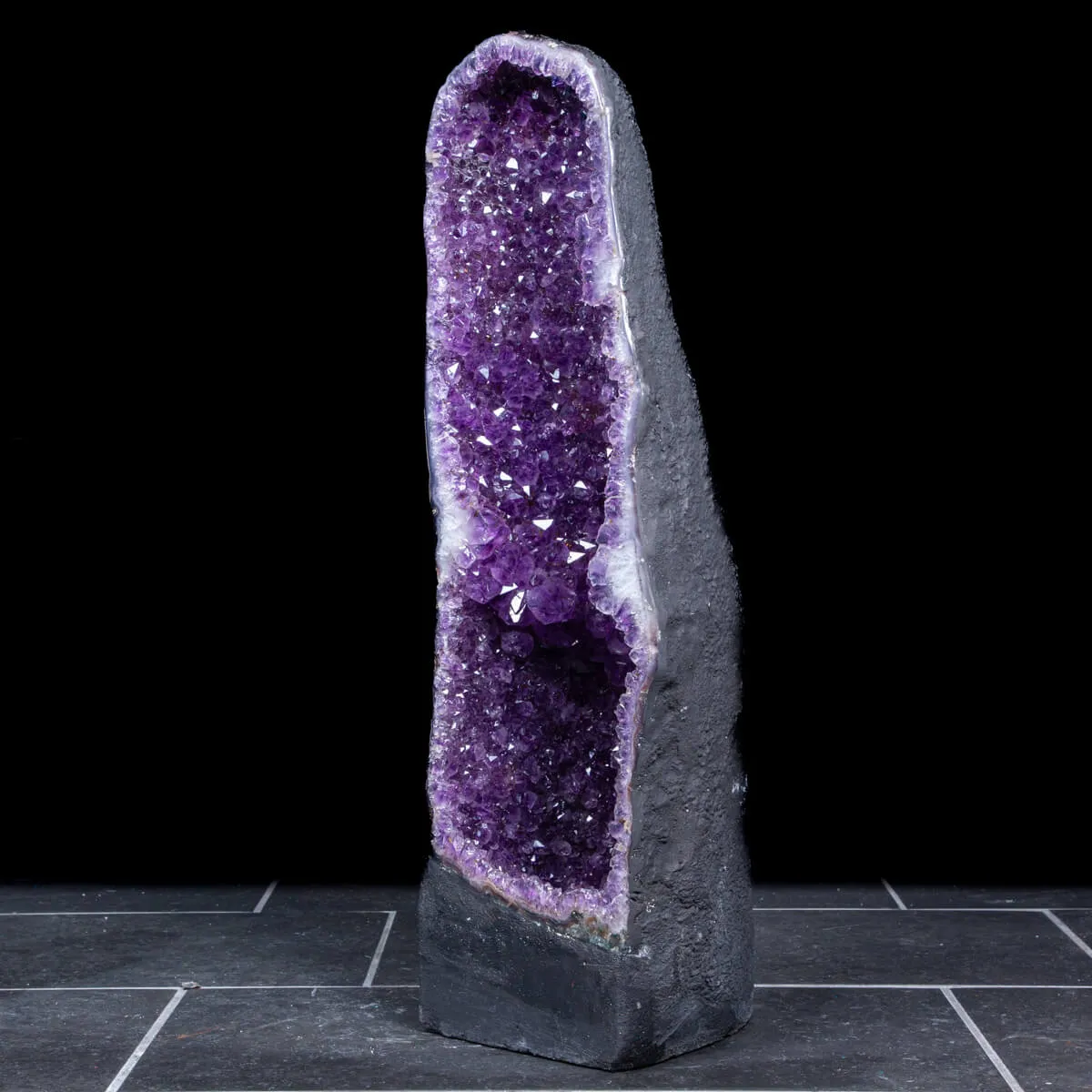 Geode di Ametista: Cristalli Viola Intenso.