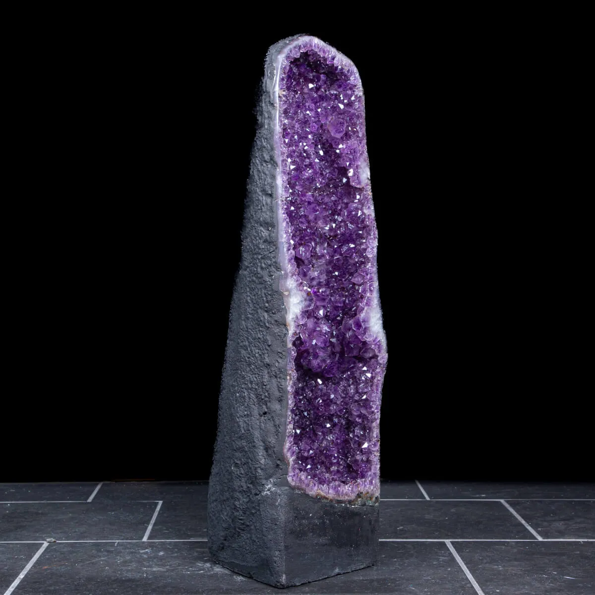 Geode di Ametista: Cristalli Viola Intenso.