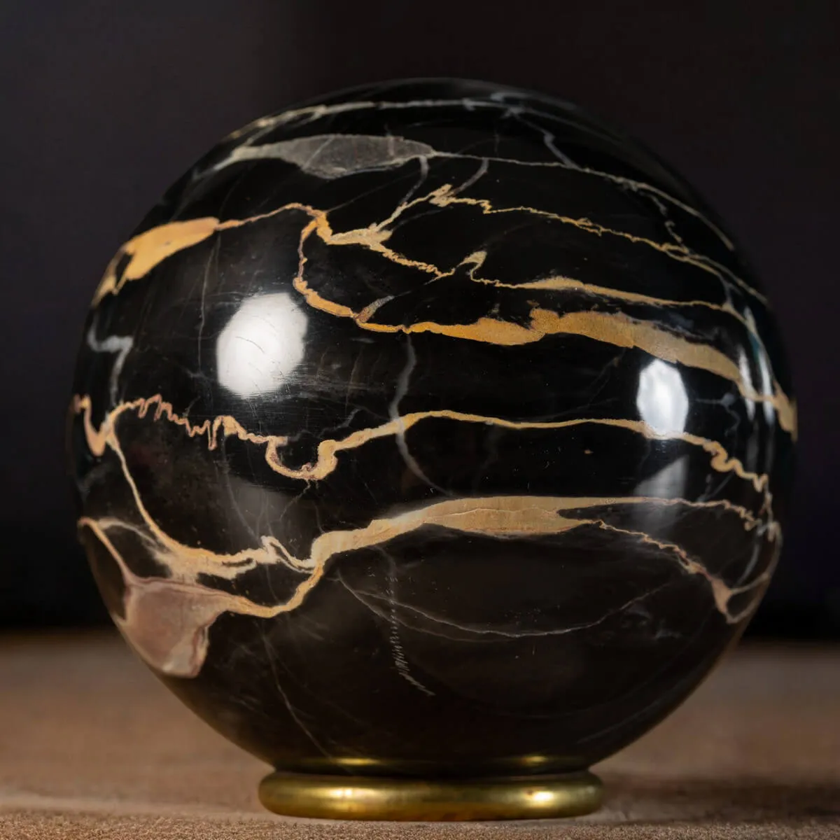 Sfera in Marmo Portoro.