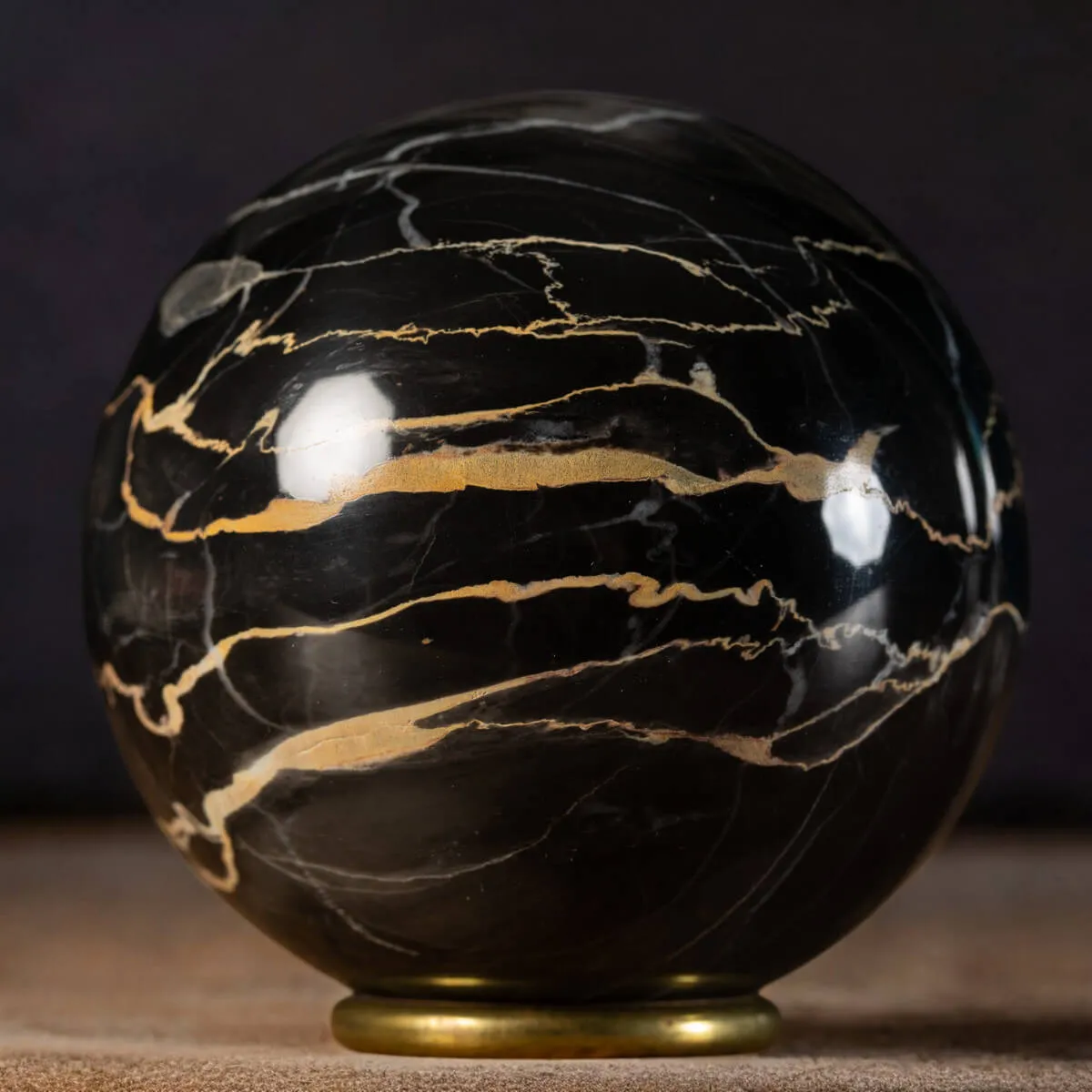 Sfera in Marmo Portoro.