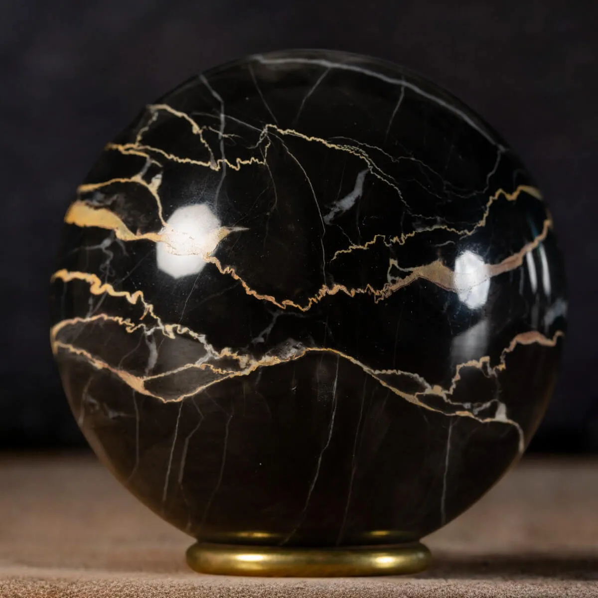 Sfera in Marmo Portoro.