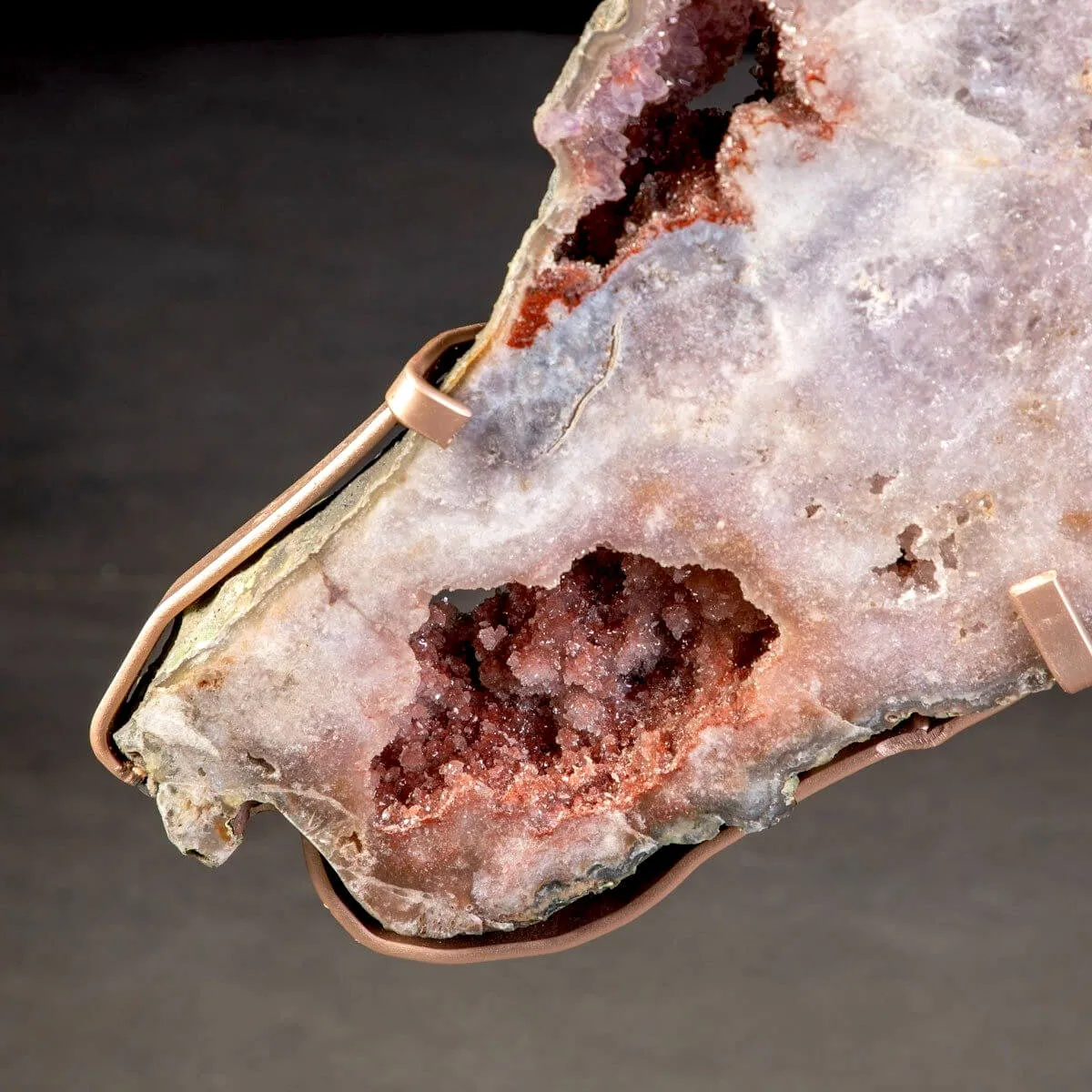 Farfalla in Ametista Rosa – Scultura su Base in Metallo Satinato
