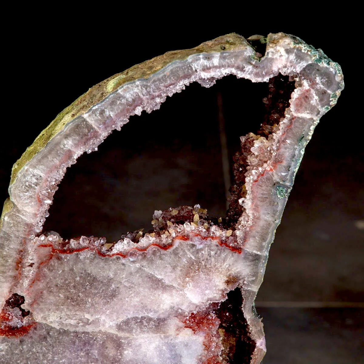 Farfalla in Ametista Rosa – Scultura su Base in Metallo Satinato