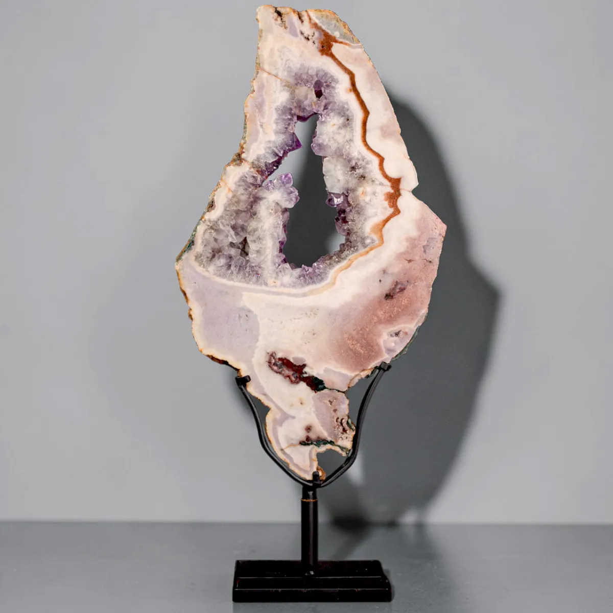 Fetta di Geode di Ametista Rosa con Cristalli Viola su Base