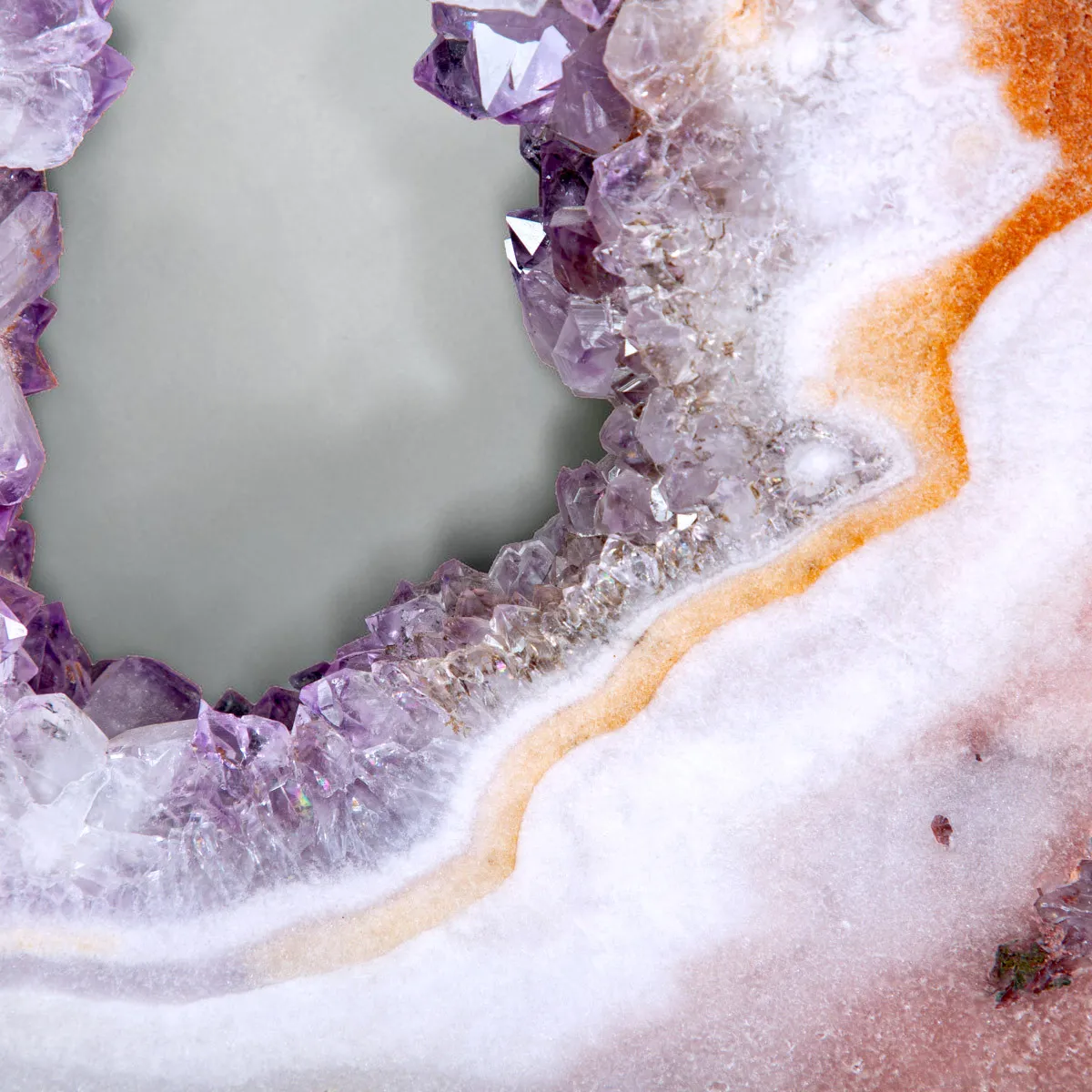 Fetta di Geode di Ametista Rosa con Cristalli Viola su Base