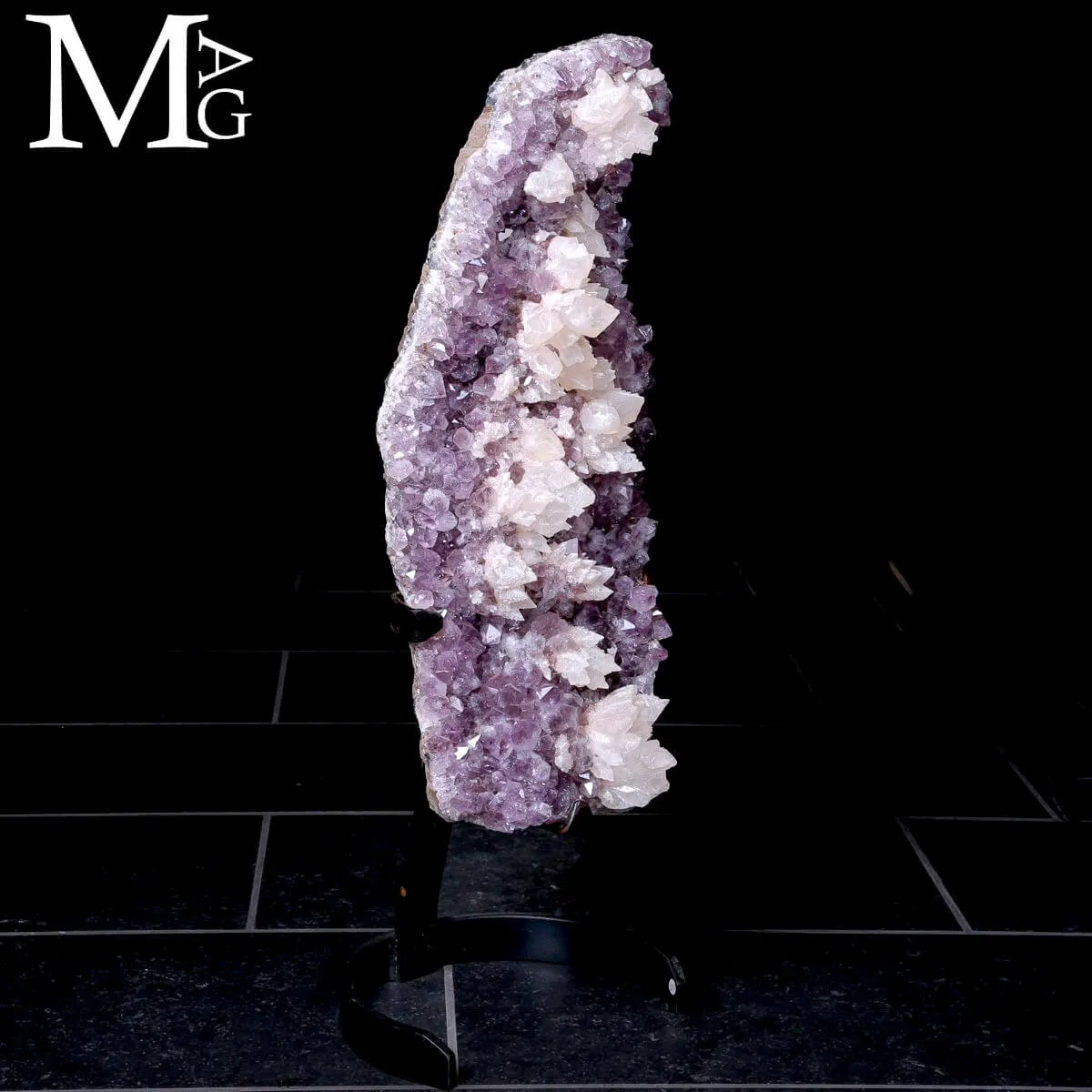 Meraviglia Naturale: Geode di Ametista con cristalli di calcite.
