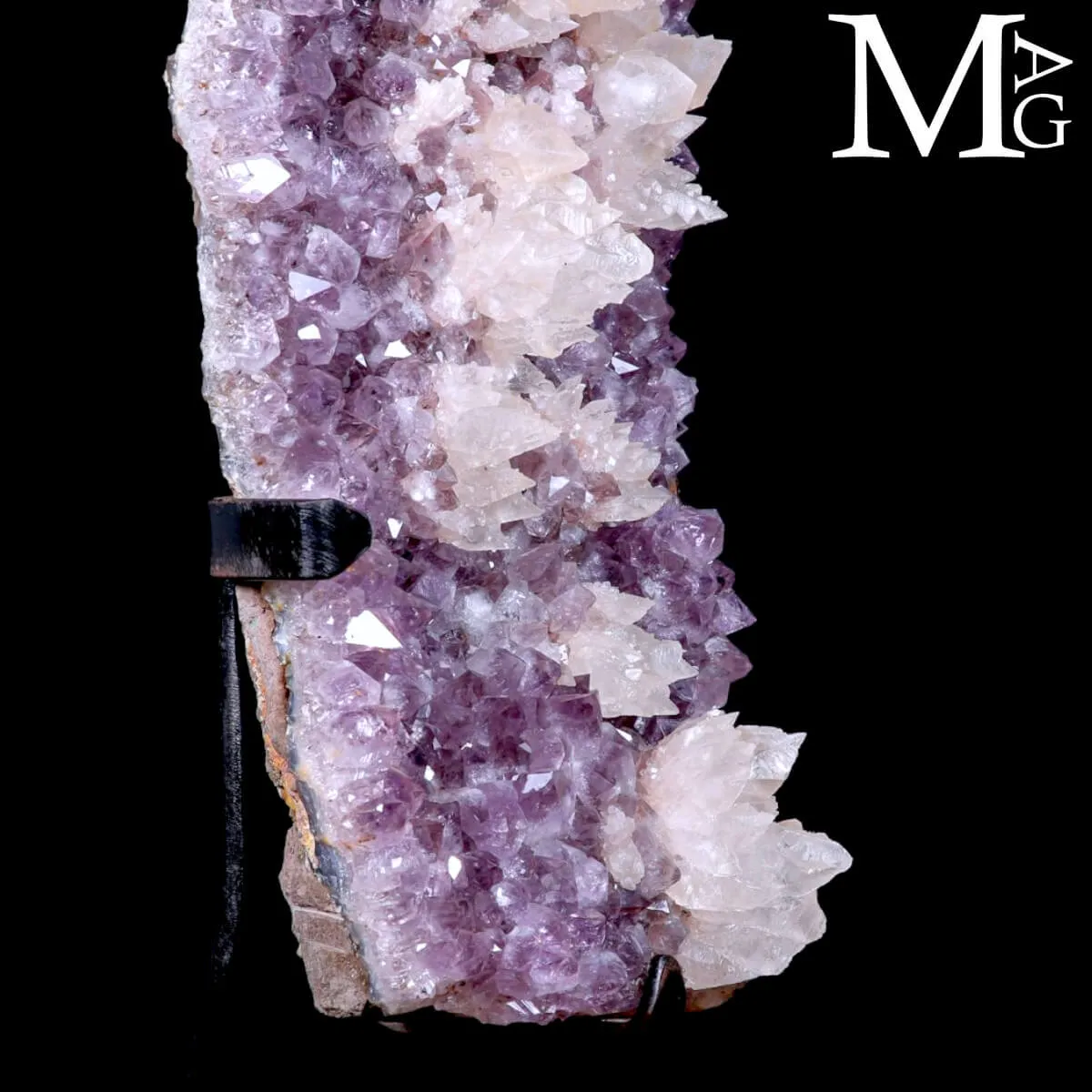 Meraviglia Naturale: Geode di Ametista con cristalli di calcite.