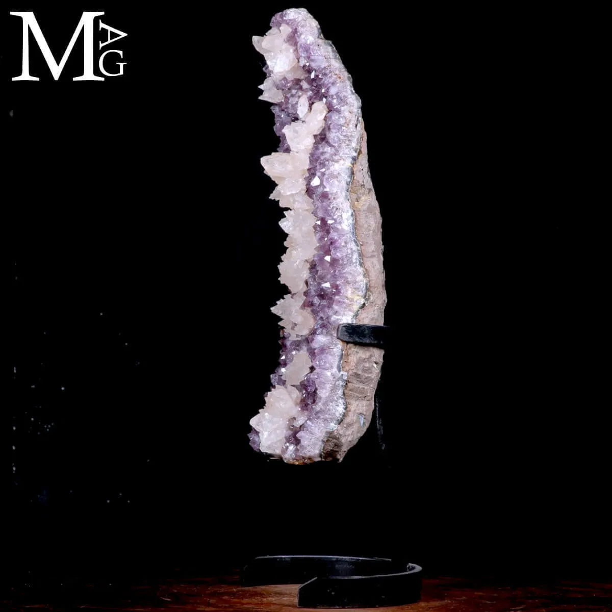 Meraviglia Naturale: Geode di Ametista con cristalli di calcite.