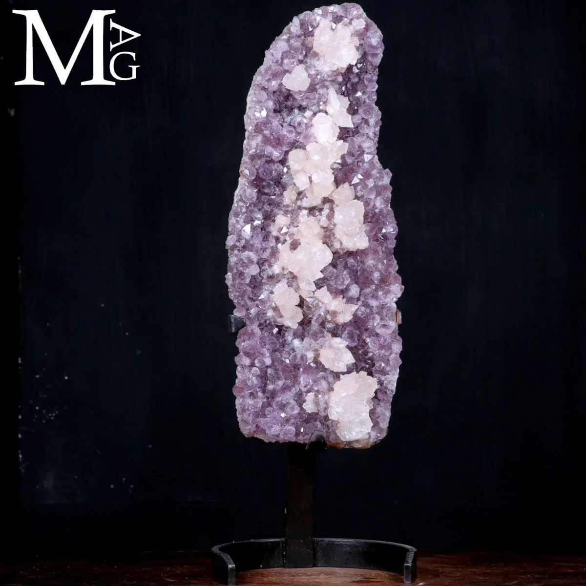 Meraviglia Naturale: Geode di Ametista con cristalli di calcite.