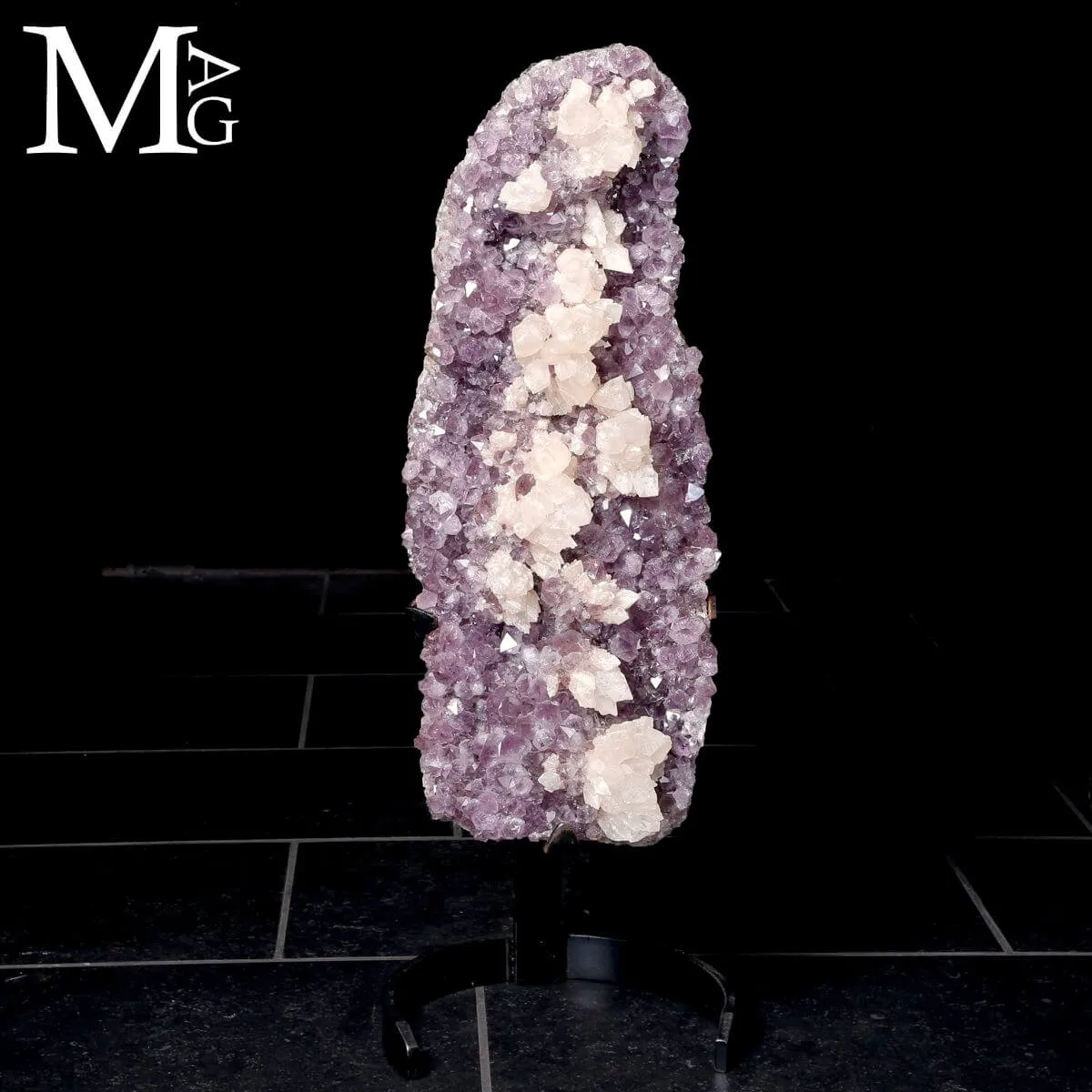 Meraviglia Naturale: Geode di Ametista con cristalli di calcite.