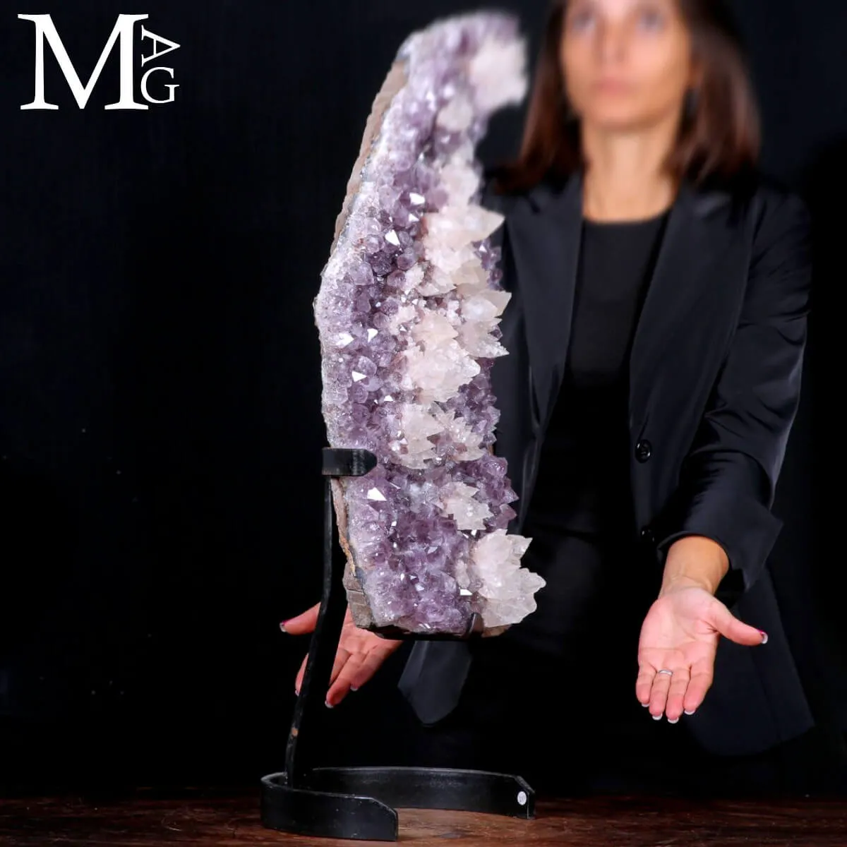 Meraviglia Naturale: Geode di Ametista con cristalli di calcite.