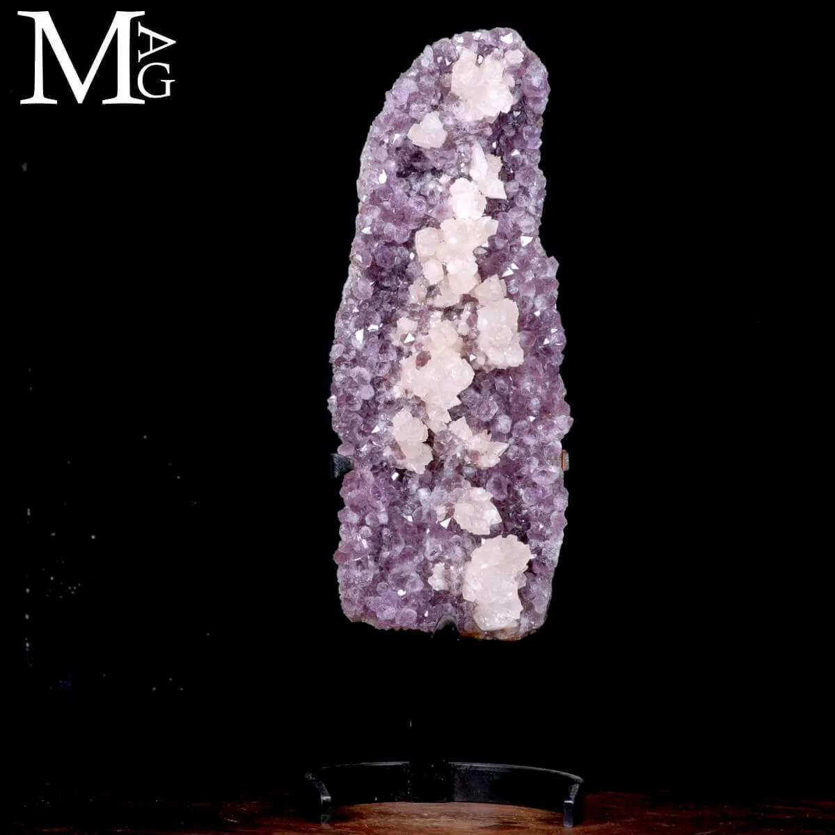 Meraviglia Naturale: Geode di Ametista con cristalli di calcite.