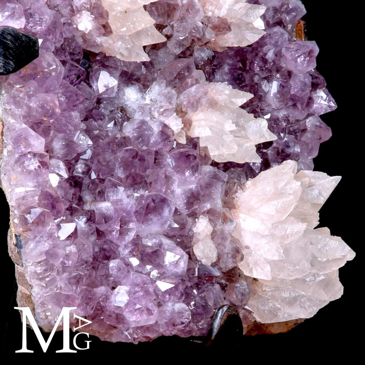 Meraviglia Naturale: Geode di Ametista con cristalli di calcite.