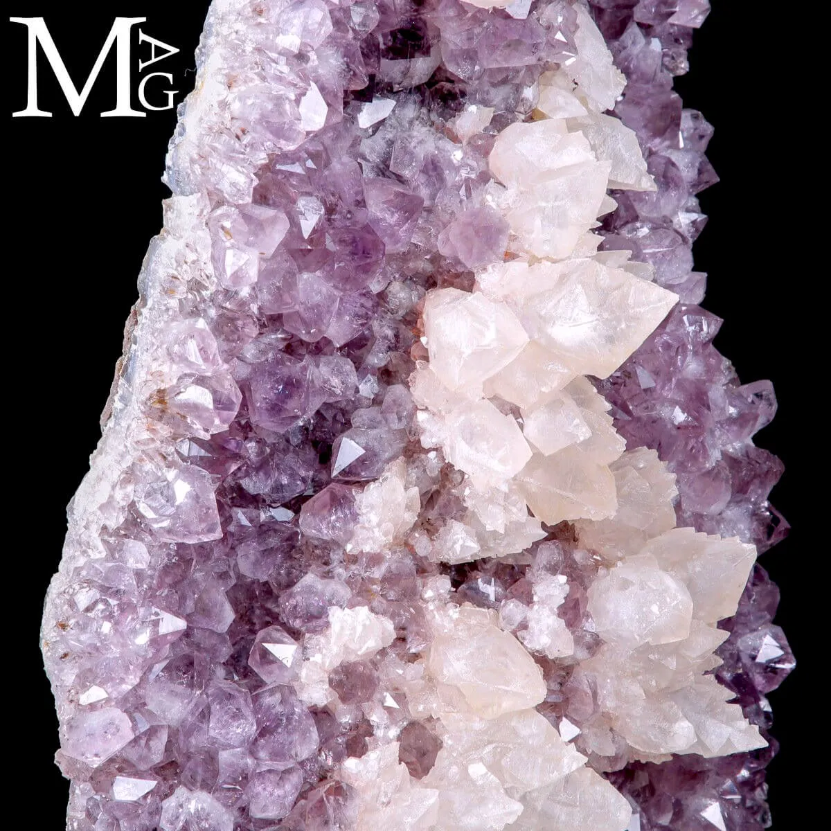Meraviglia Naturale: Geode di Ametista con cristalli di calcite.