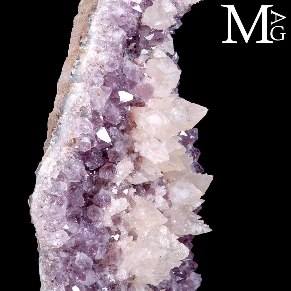 Meraviglia Naturale: Geode di Ametista con cristalli di calcite.