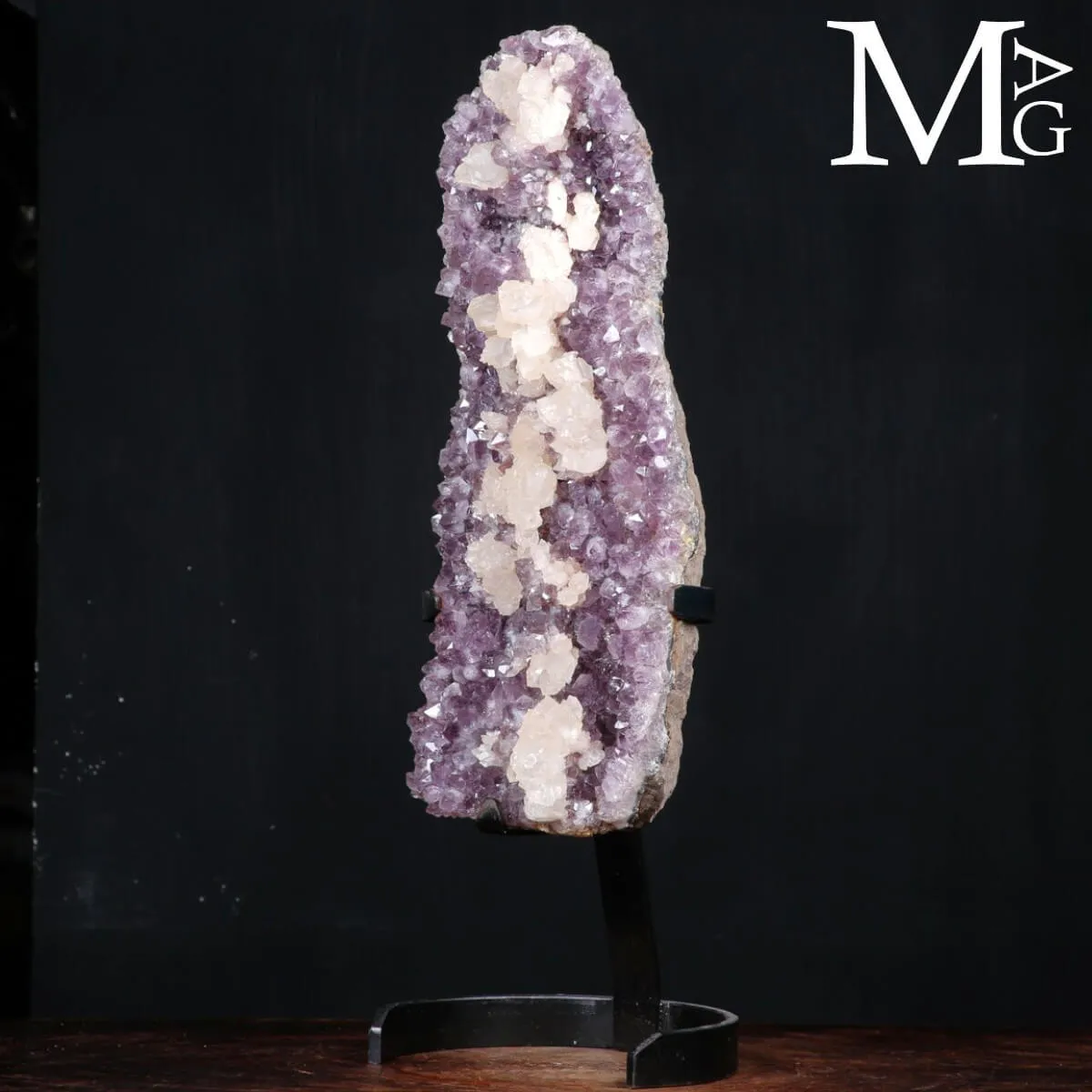 Meraviglia Naturale: Geode di Ametista con cristalli di calcite.