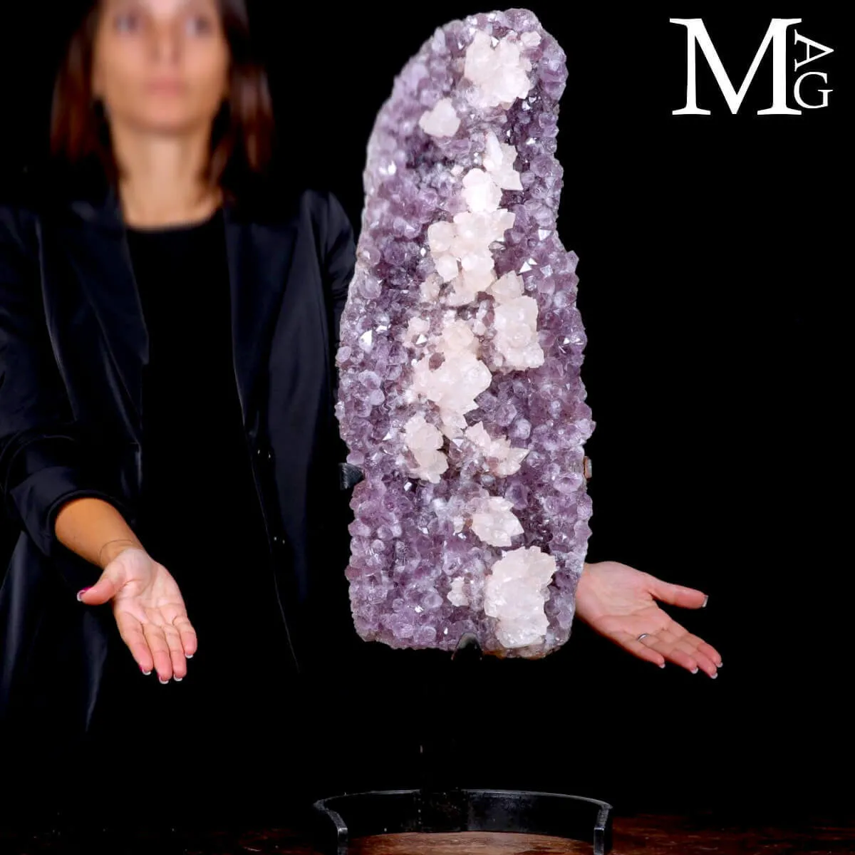 Meraviglia Naturale: Geode di Ametista con cristalli di calcite.