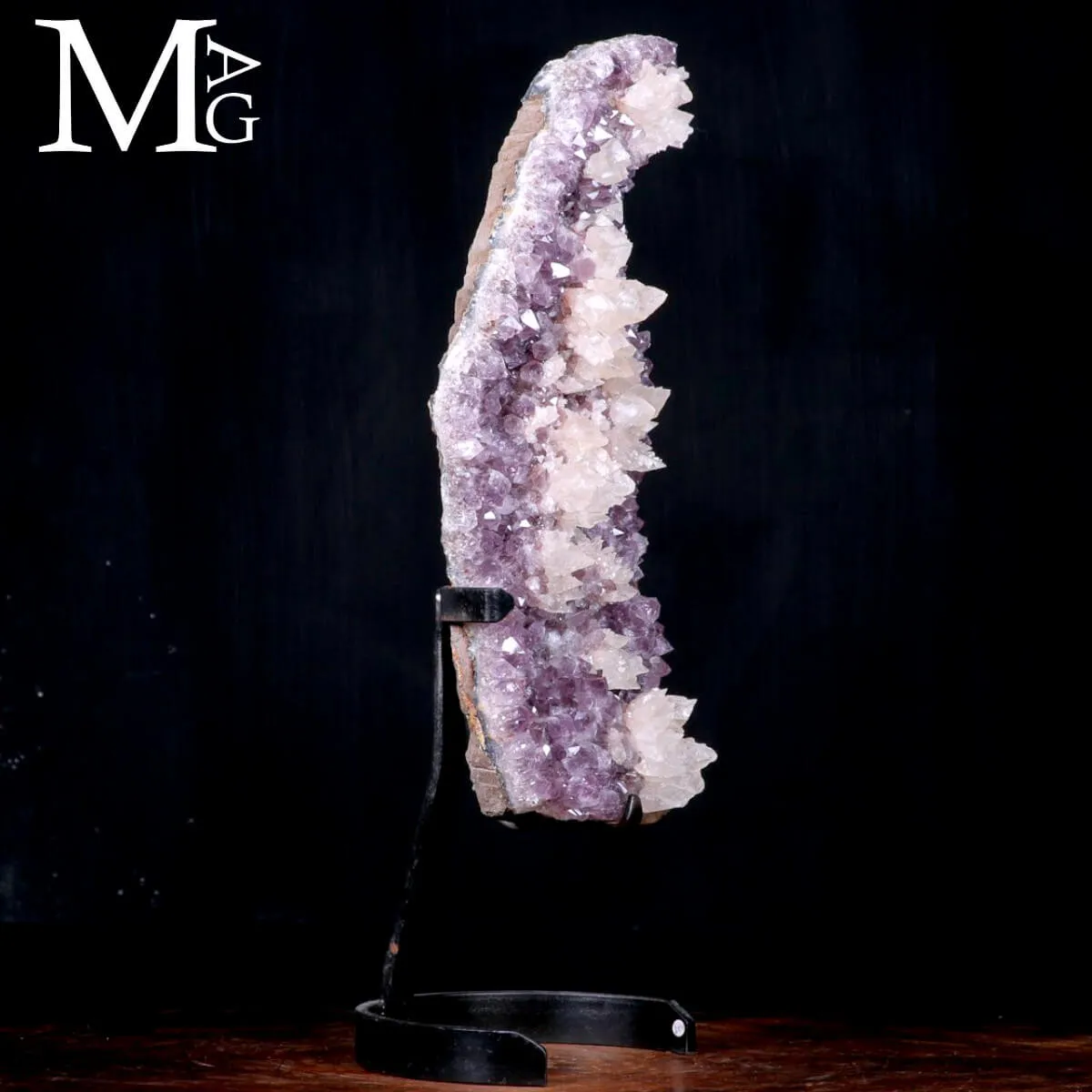 Meraviglia Naturale: Geode di Ametista con cristalli di calcite.