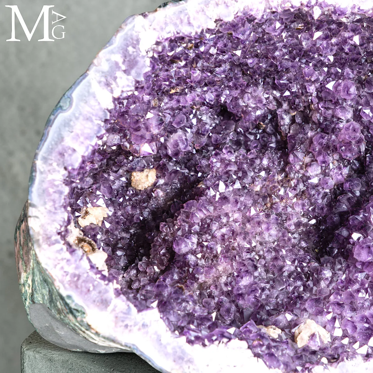 Maestosa Ametista: Un Capolavoro Naturale di Eleganza e Colore.