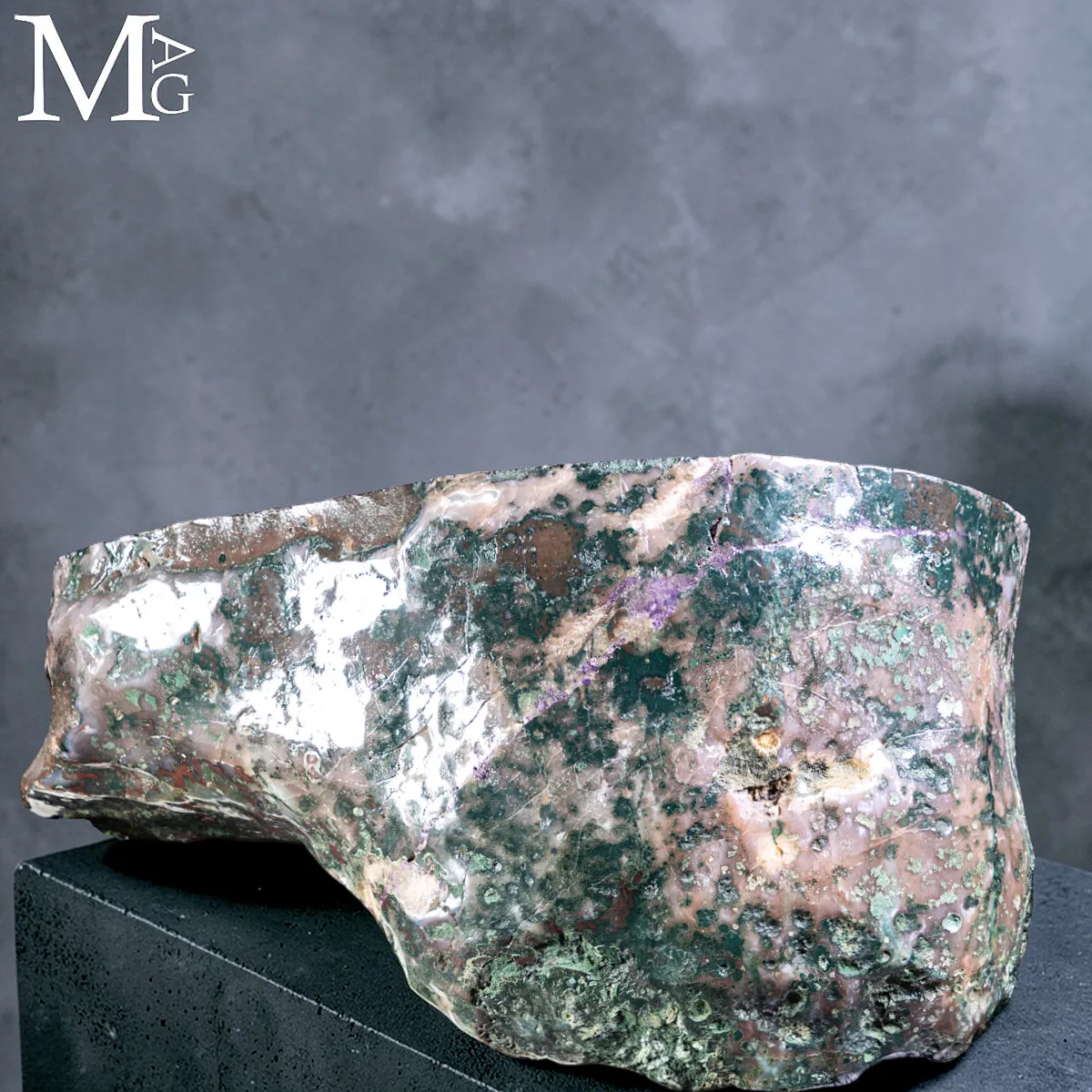 Maestosa Ametista: Un Capolavoro Naturale di Eleganza e Colore.