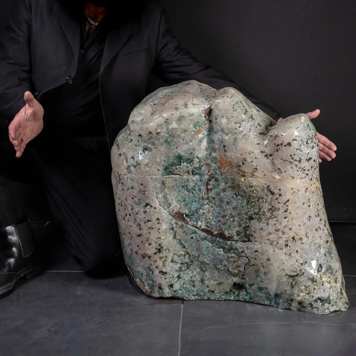 Geode di Ametista: Un Tesoro Naturale di Eleganza e Mistero.