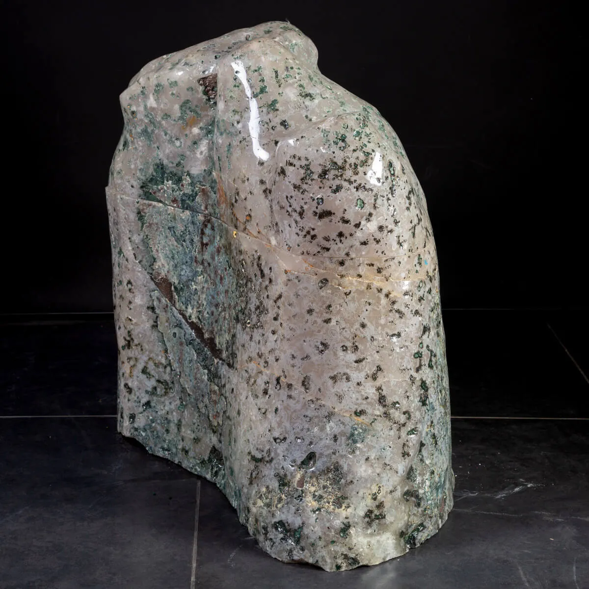 Geode di Ametista: Un Tesoro Naturale di Eleganza e Mistero.