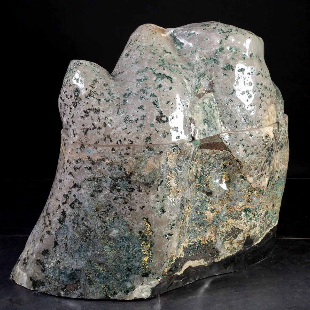 Geode di Ametista: Un Tesoro Naturale di Eleganza e Mistero.