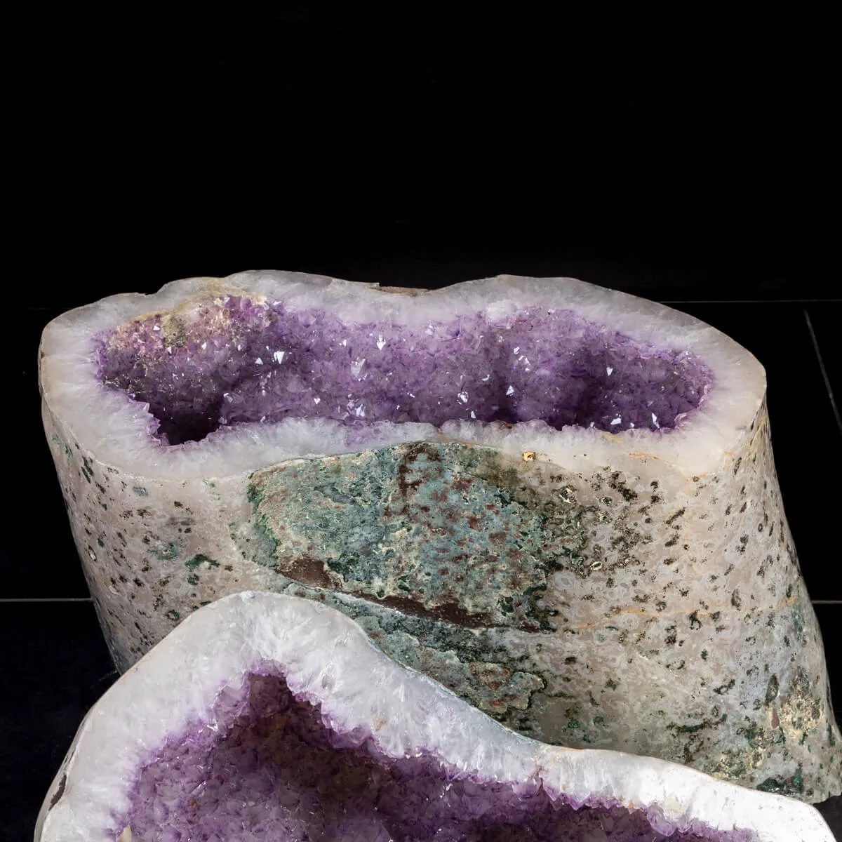 Geode di Ametista: Un Tesoro Naturale di Eleganza e Mistero.