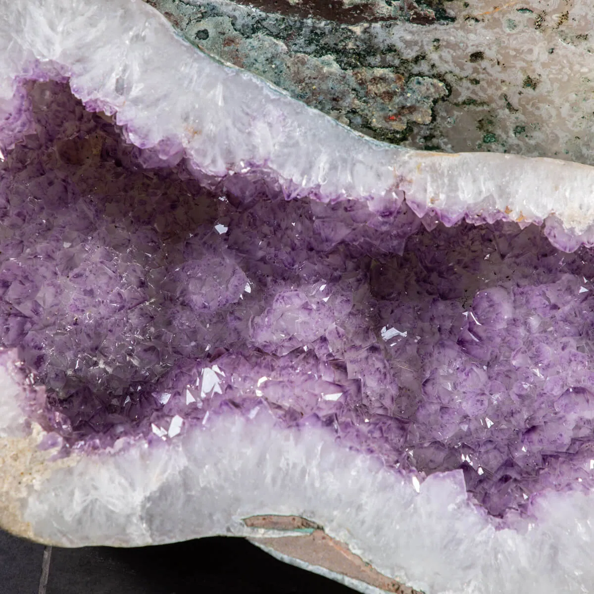 Geode di Ametista: Un Tesoro Naturale di Eleganza e Mistero.