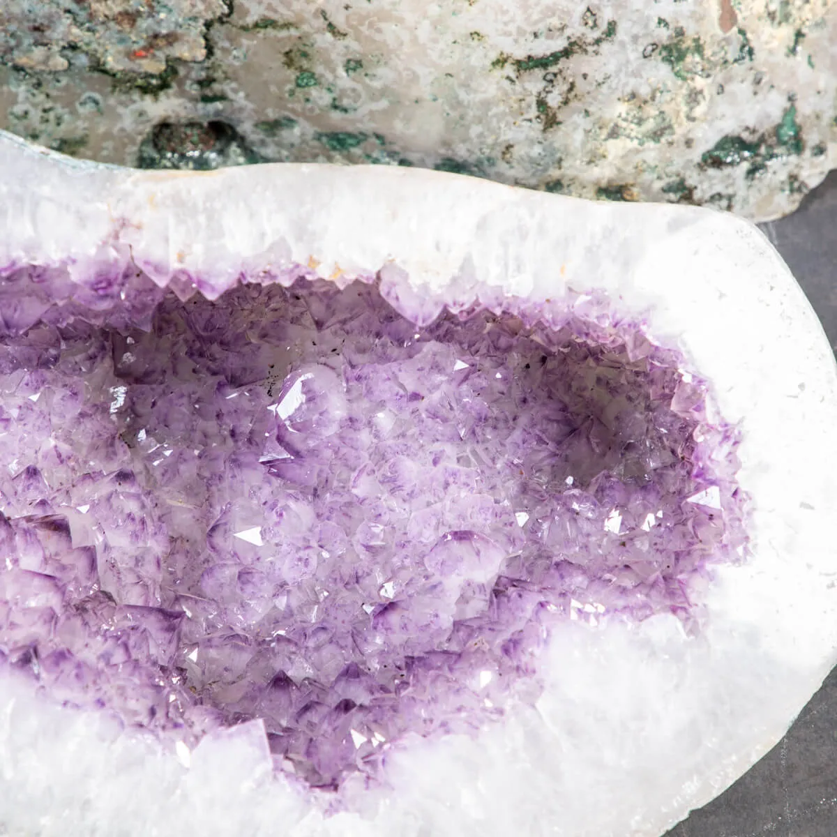 Geode di Ametista: Un Tesoro Naturale di Eleganza e Mistero.