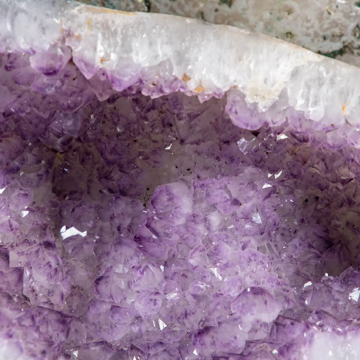 Geode di Ametista: Un Tesoro Naturale di Eleganza e Mistero.