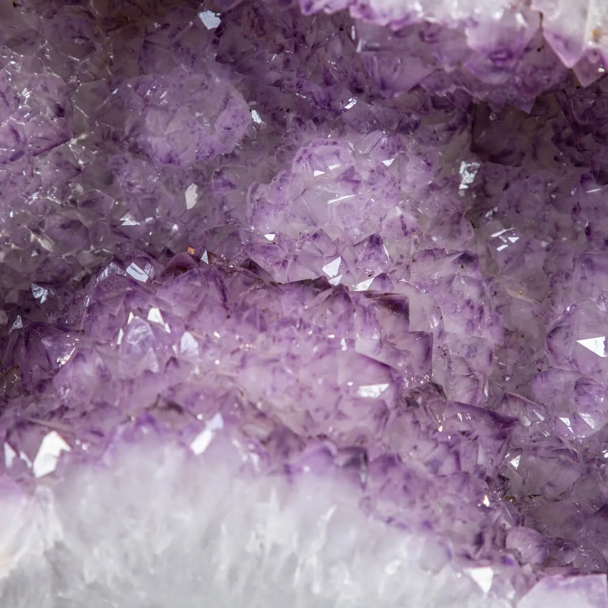 Geode di Ametista: Un Tesoro Naturale di Eleganza e Mistero.