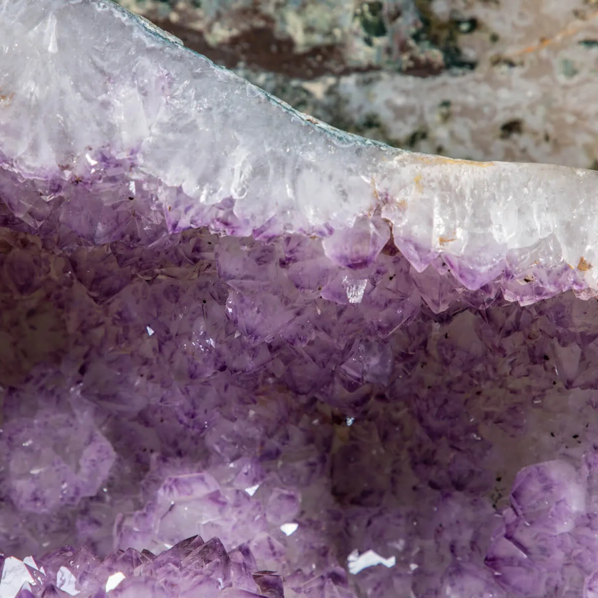 Geode di Ametista: Un Tesoro Naturale di Eleganza e Mistero.