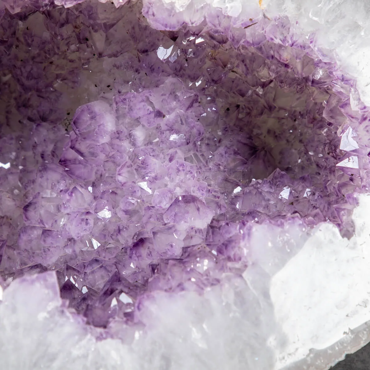 Geode di Ametista: Un Tesoro Naturale di Eleganza e Mistero.