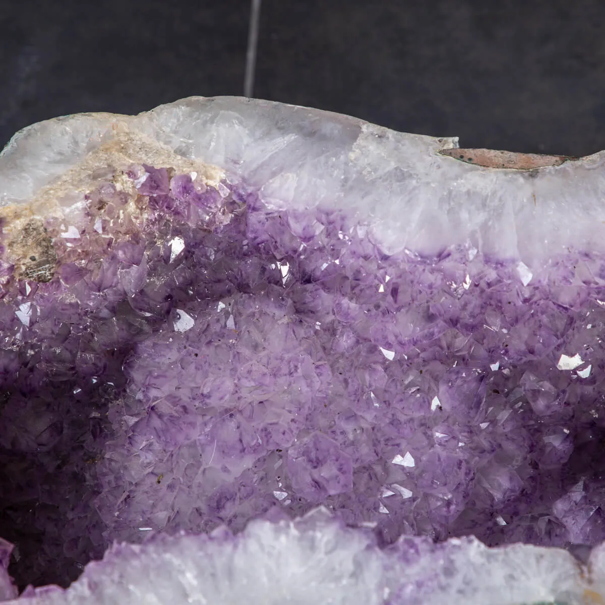 Geode di Ametista: Un Tesoro Naturale di Eleganza e Mistero.